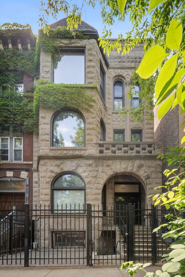 Foto del edificio - 2242 N Halsted St