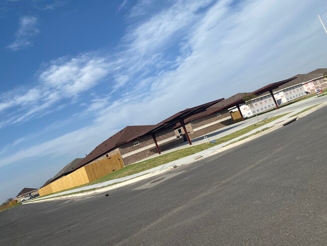 Foto del edificio - 1100 W La Pointe Ave
