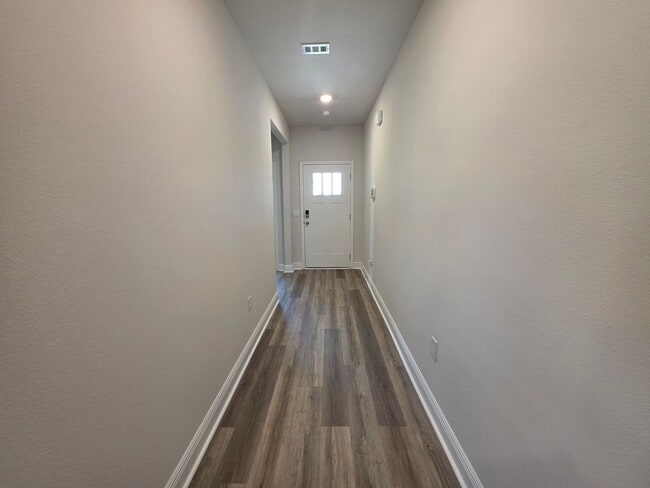 Building Photo - Brand new 5BR/3BA with Amenities Galore