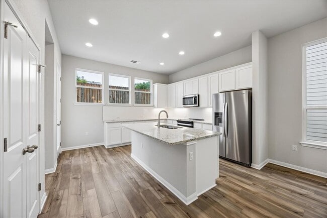 Foto del edificio - 320 Creek Rd