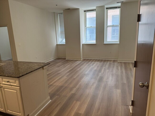 Building Photo - Large 2 Bed/1 Bath Apartment in The Victor...