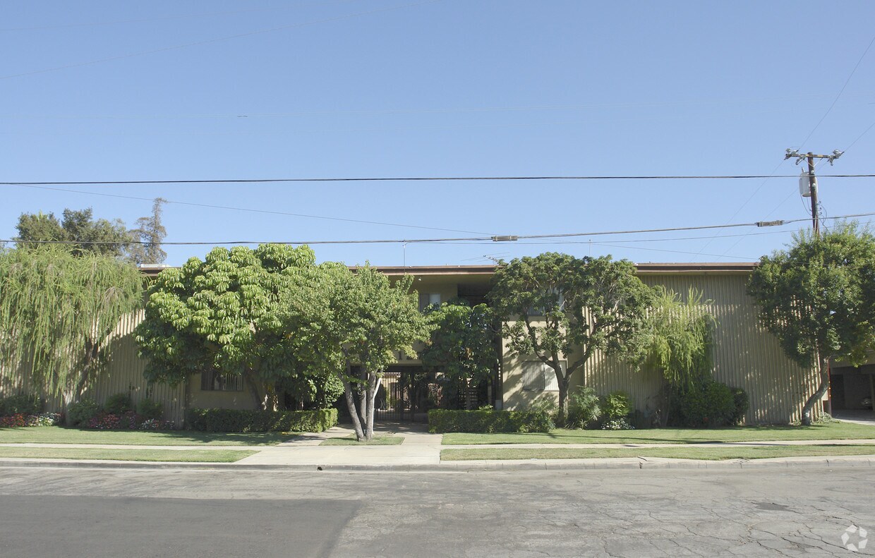 Primary Photo - 120 W Live Oak St
