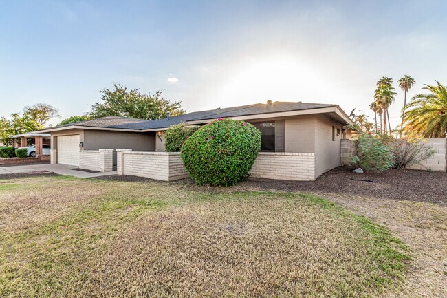 Photo - Stunning Tempe home - 5 bedroom - pool & y...