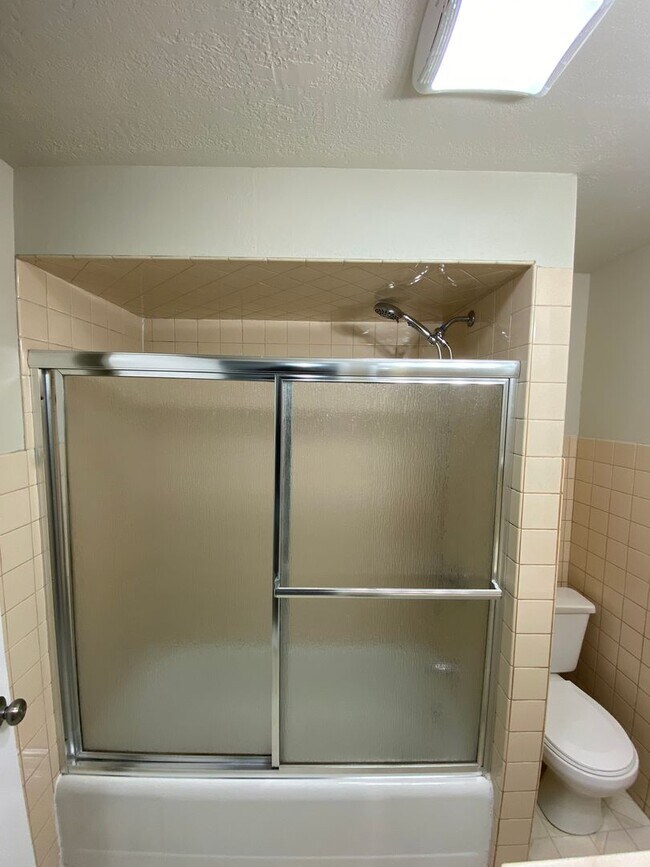 Foto del edificio - 1 Bedroom with 3 stall garage and extra li...