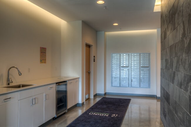 Building Photo - Blackstone Union