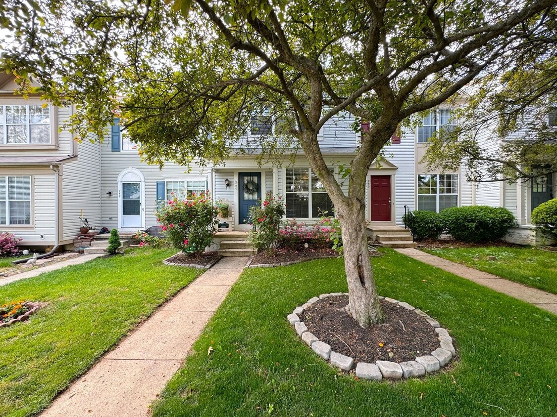 Gorgeous 2 Bed 2.5 Bath Townhome With A Fenced Yard In Exeter - Gorgeous 2 Bed 2.5 Bath Townhome With A Fenced Yard In Exeter