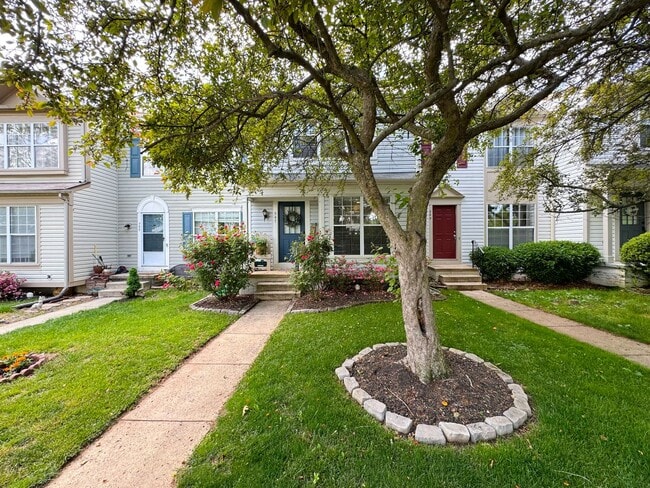 Gorgeous 2 Bed 2.5 Bath Townhome With A Fenced Yard In Exeter - Gorgeous 2 Bed 2.5 Bath Townhome With A Fenced Yard In Exeter