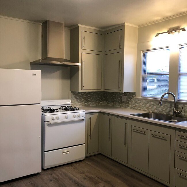 Building Photo - 2 Bedroom, 1 Bath Eureka Bungalow