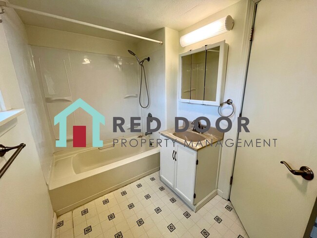 Building Photo - 1405 Duplex SQD LLC -E
