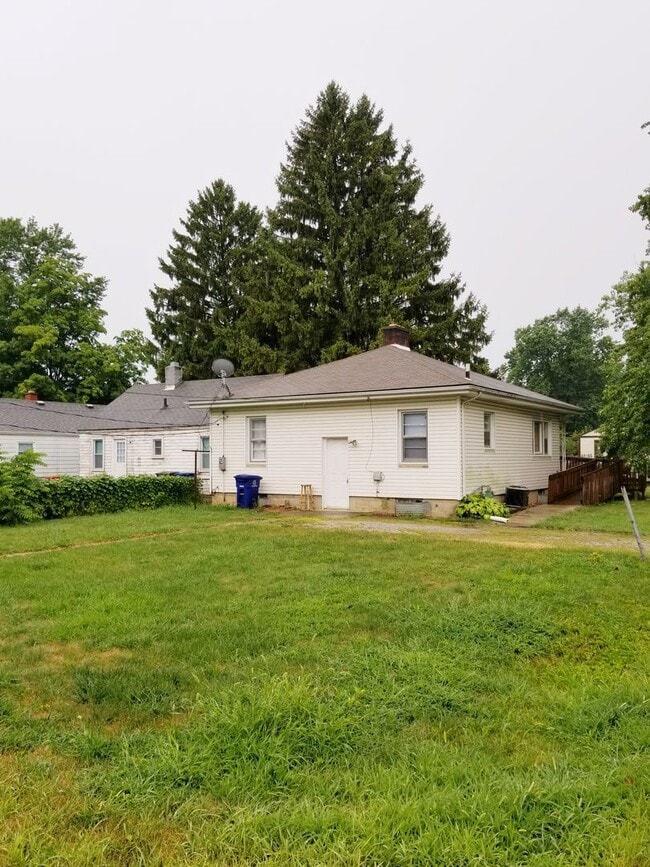 Building Photo - Renovated 2BR/1BA Home