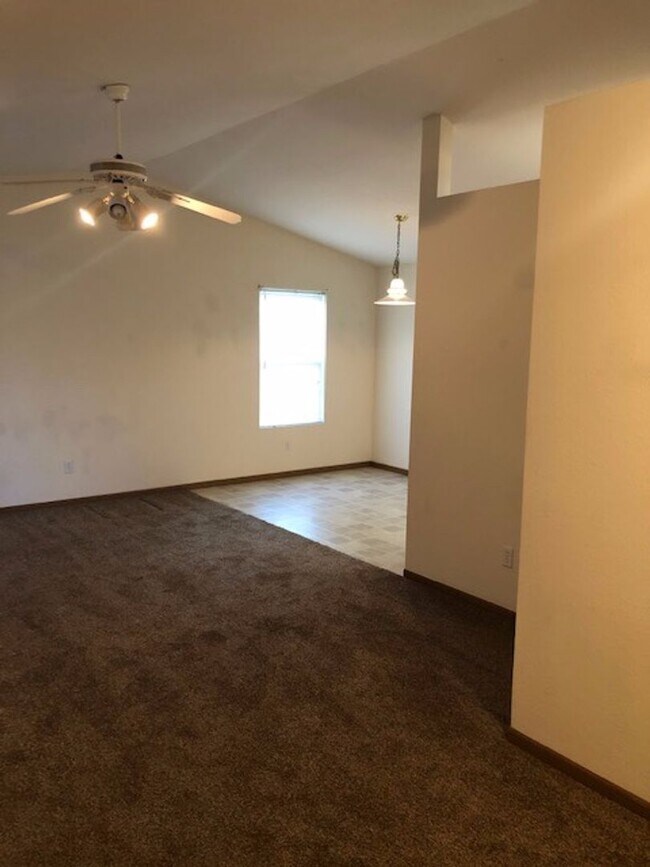 Building Photo - 4809-4811-4811 Geyser Blvd