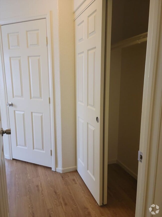 Building Photo - 733 Grande Ronde Ct
