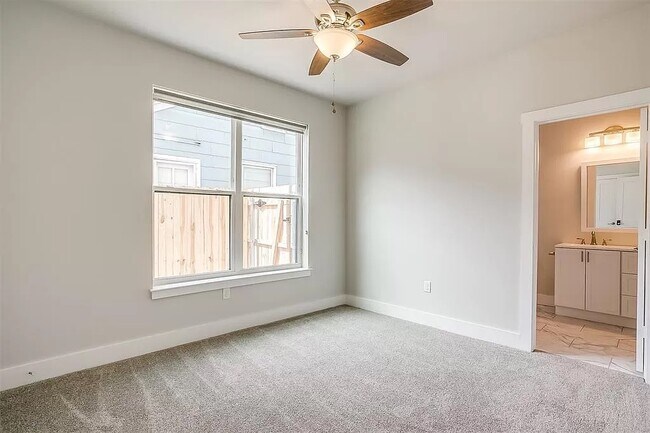 Building Photo - 2305 Benbrook Blvd