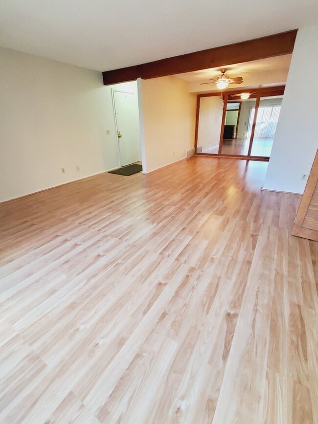 Building Photo - Stunning 3 bed 2 bath updated condo on 3rd...