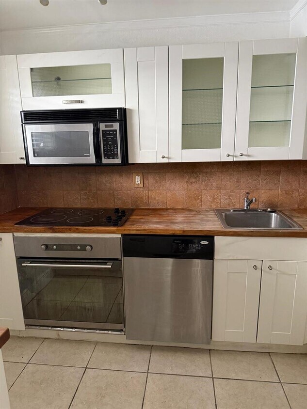 Foto principal - 4255 N University Dr