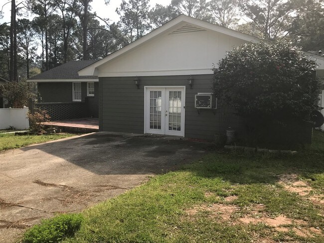 Building Photo - 1807 Pineknoll Ln