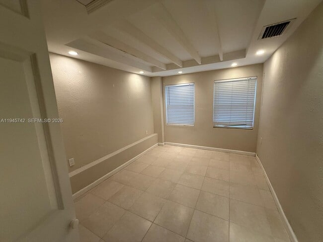 Foto del edificio - 2140 NE 183rd St