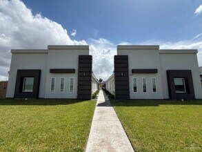Building Photo - 13 Country Club Dr