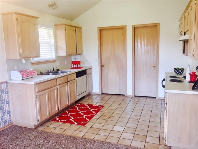 Building Photo - New flooring and paint!  Cute 3 bed, 2 bat...