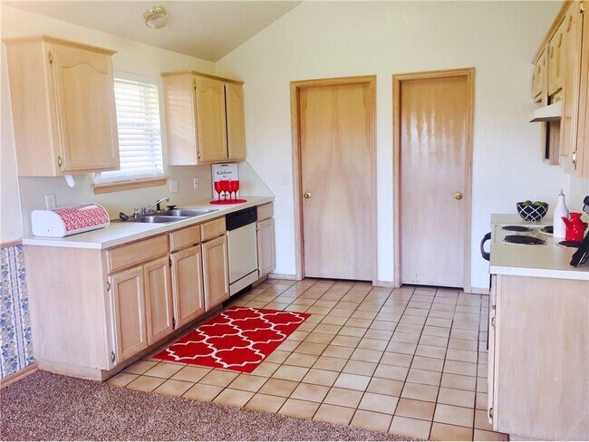 Foto del edificio - New flooring and paint!  Cute 3 bed, 2 bat...