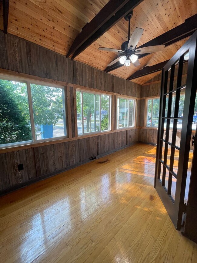 Foto del edificio - Large 5 bedroom, 2.5 bathroom house near V...