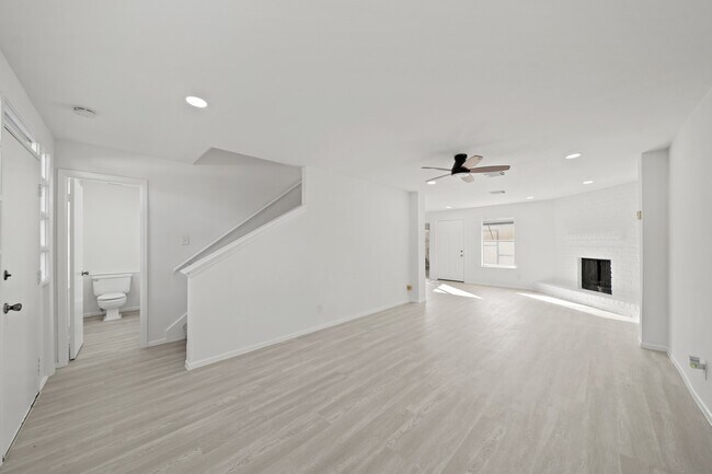 Foto del edificio - 7949 Ellinger Ln