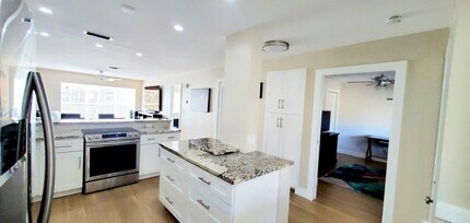Building Photo - 13916 Viale Elizabeth