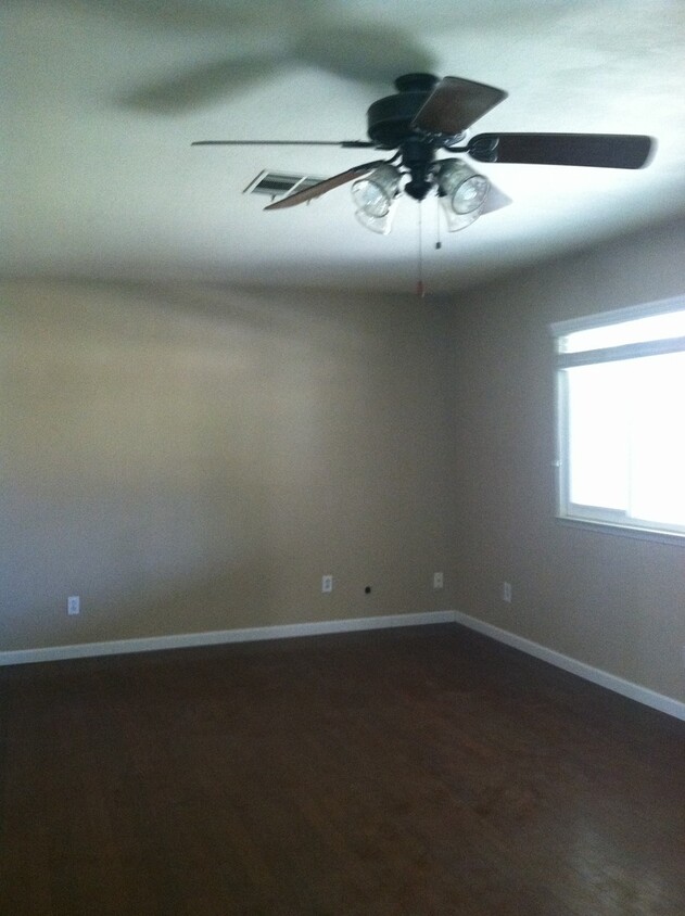 Foto principal - 3 Bedroom Home in Northwest Visalia off of...