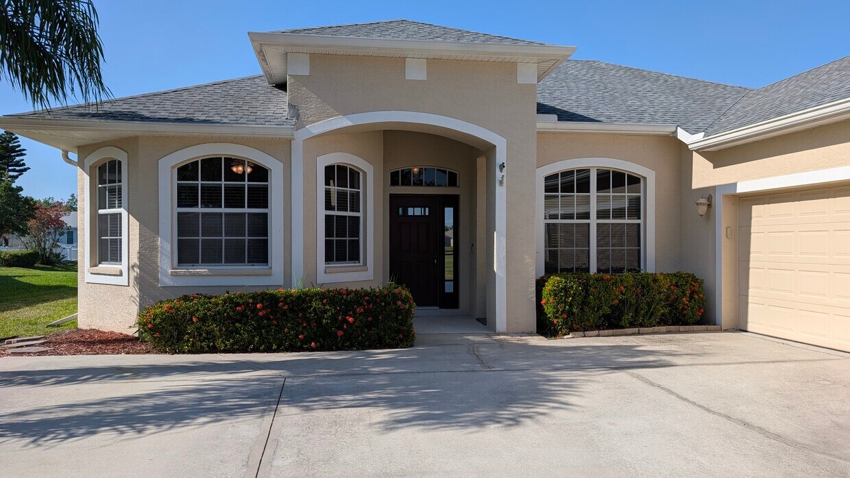 Frente - 12424 25th Ct E