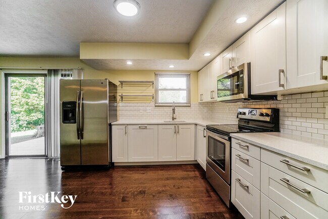 Building Photo - 200 Oakview Ct