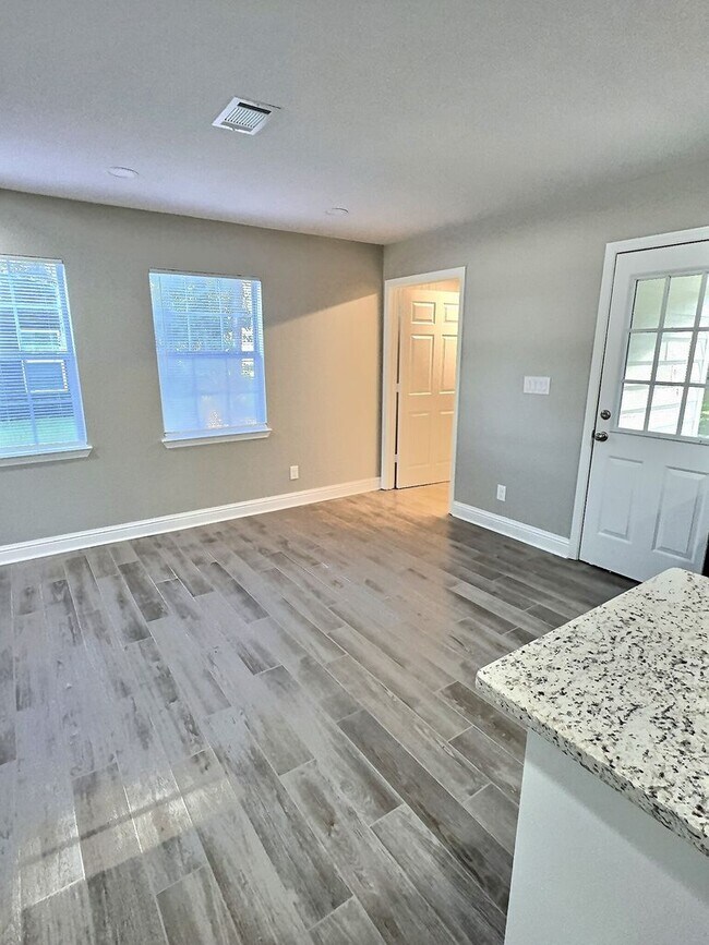 Foto del edificio - Newly remodeled 3/1 home near Downtown Oce...