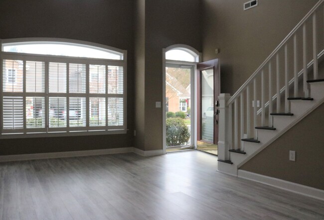 Foto del edificio - Gorgeous brick 3 bed 2.5 bath town home wi...