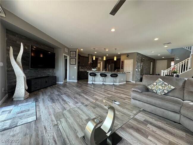 Building Photo - 745 Shiva St