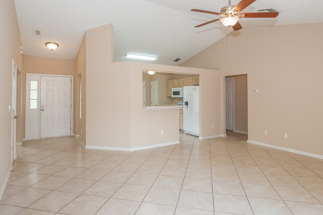 Foto del edificio - 8137 Leafcrest Dr