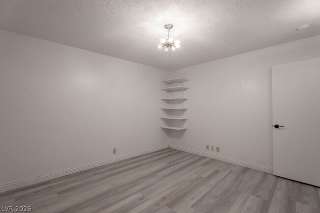Building Photo - 5185 E Sun Valley Dr