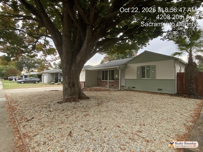 Foto del edificio - Bright & Cheery Three Bedroom Home With No Carpeting