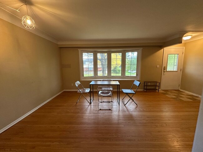 Bright, spacious open-concept living & dining area. - 183 Grove Park Dr