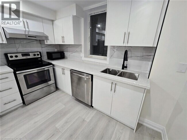 Building Photo - 147 Langlaw Dr