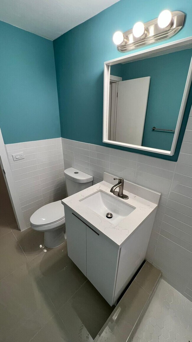 Foto del edificio - 7821 Byron Ave