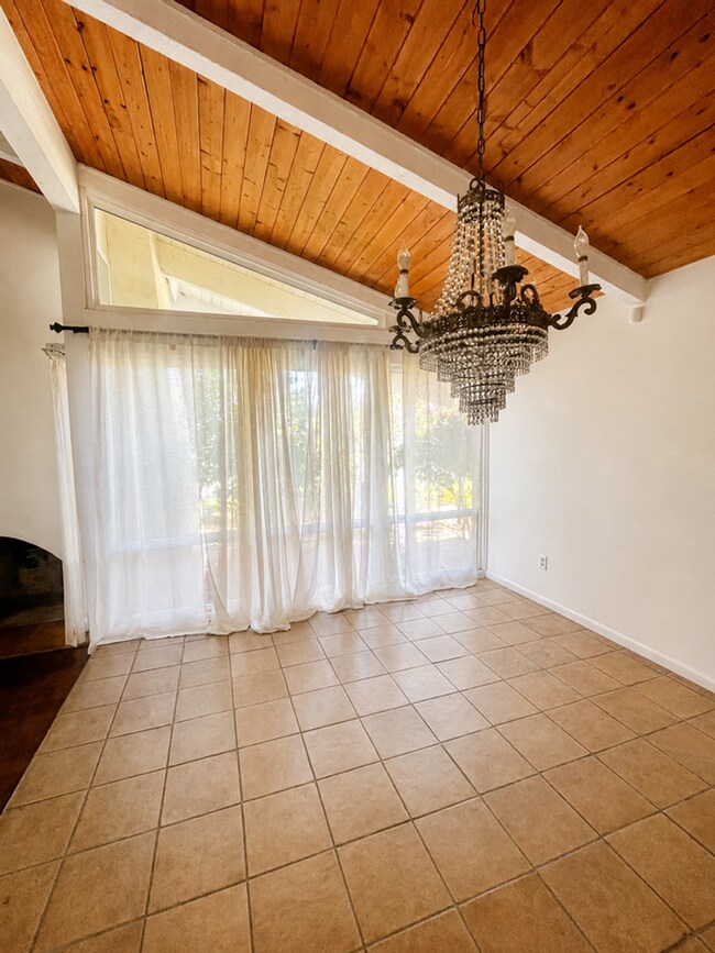 Foto del edificio - 5786 N.Woodson Ave.