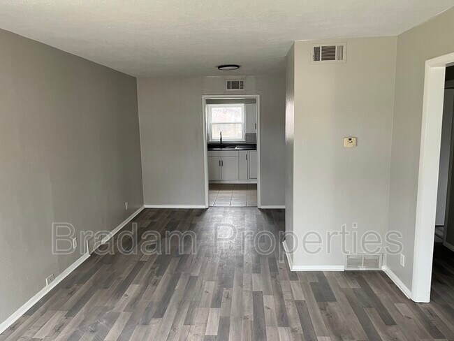 Building Photo - 632 SE Greystone Ave