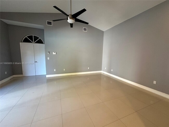 Foto del edificio - 7020 SW 100th Ct