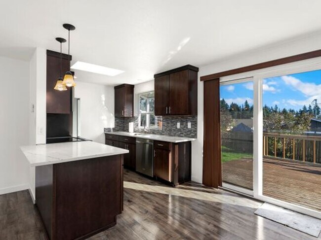 Building Photo - Spacious Home on Quiet Cul-de-Sac
