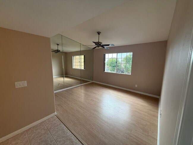 Foto del edificio - Beautiful Condo Located in the Heart Of Ca...