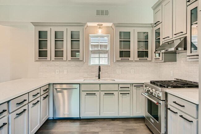 Foto del edificio - Impressive Cochran Heights home with outdo...