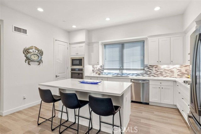 Foto del edificio - 985 Doheny Way