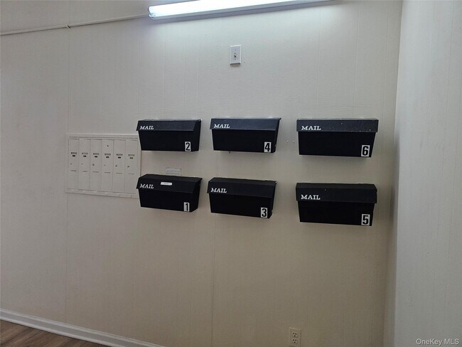 Building Photo - 2 Somerset Ave