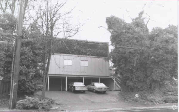 Building Photo - Parkway Plaza
