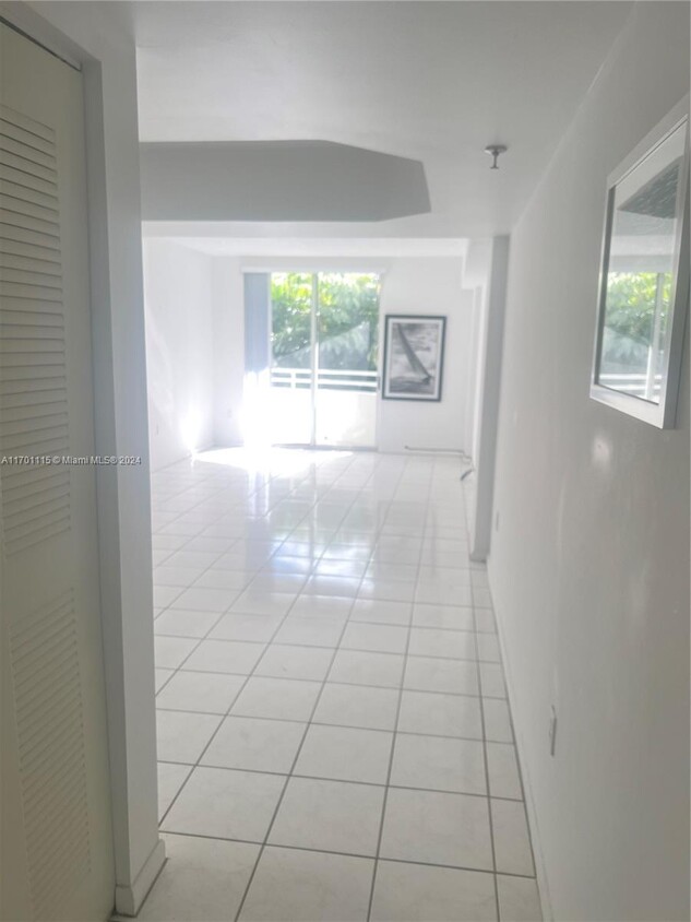 Foto principal - 9156 Collins Ave