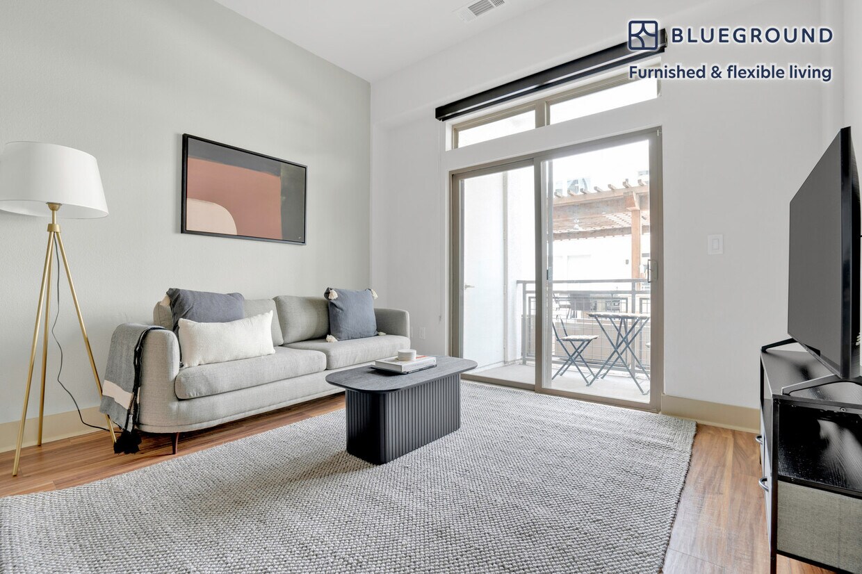 Foto principal - 422 W Riverside Dr